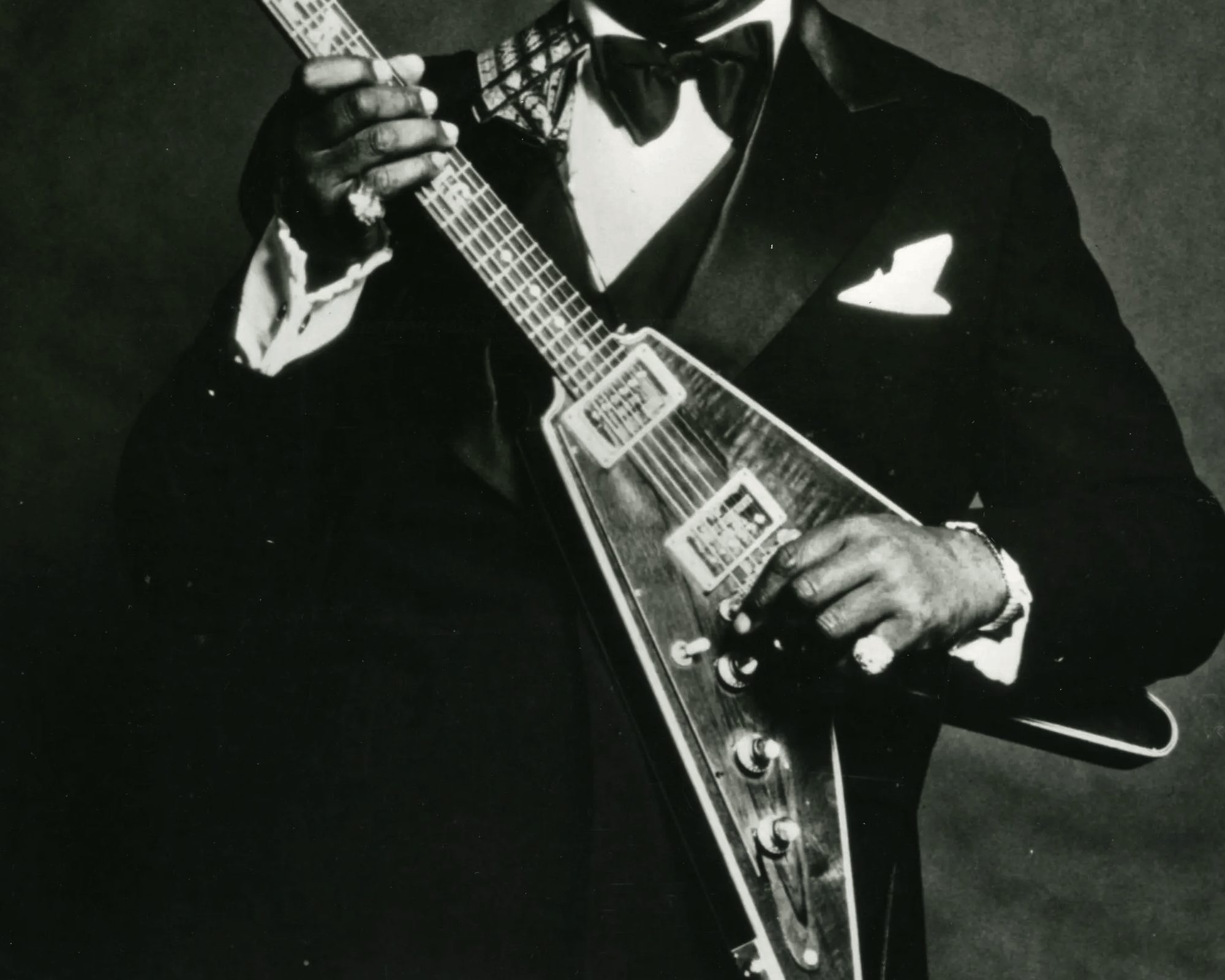 Le guitariste américain Albert King sur une photo de presse datant de 1976. Il tient sa Flying V personnalisée, construite par Dan Erlewine.
Crédits&nbsp;: Utopia Records; Distributed by RCA, Public domain