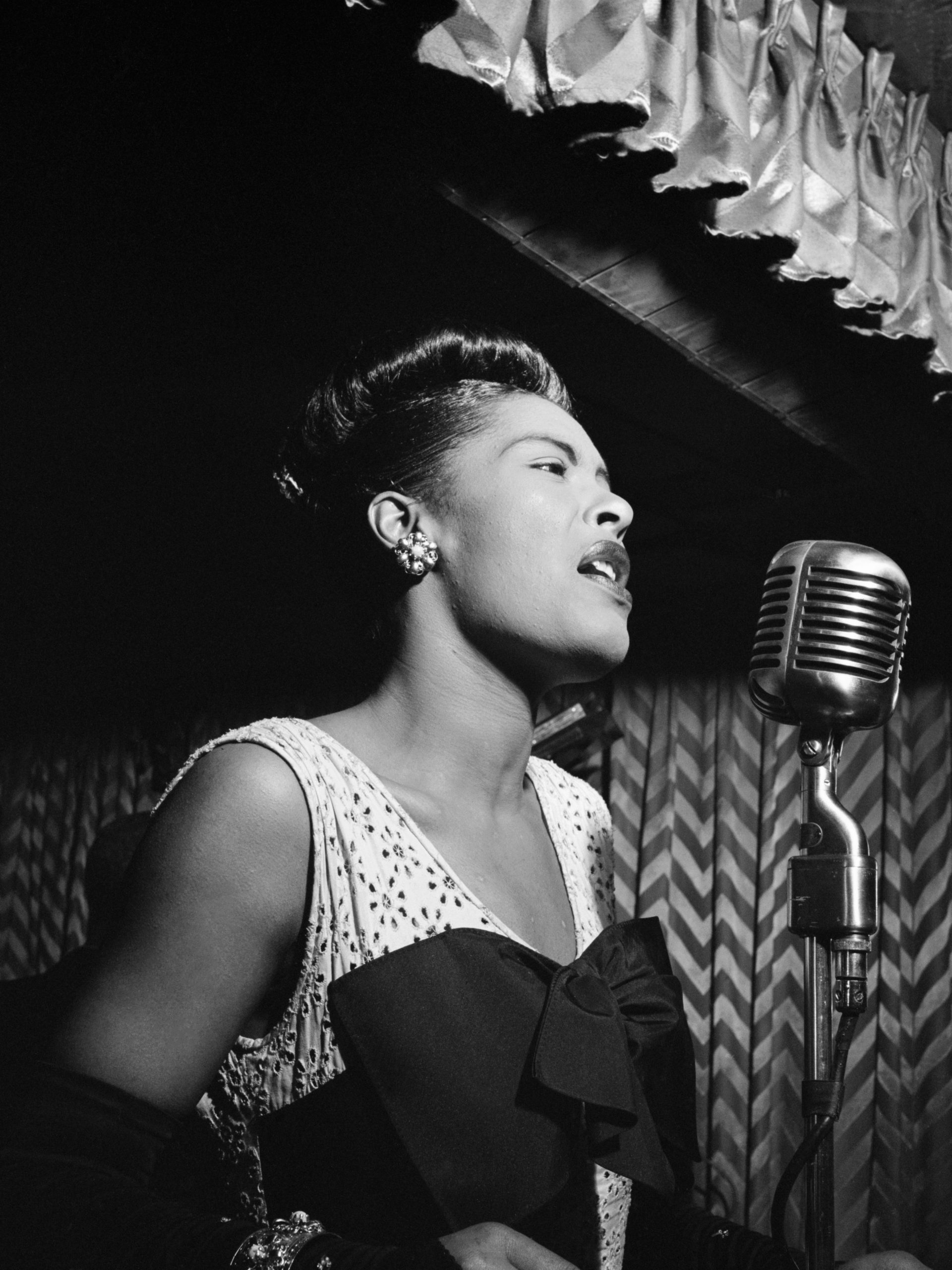 Billie Holiday au Downbeat club, un club de jazz de New York.
Crédits&nbsp;: William P. Gottlieb, Public domain