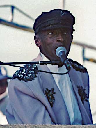 Charles Brown au Long Beach Blues Festival, 1996
Crédits&nbsp;: Sumori, CC BY-SA 4.0 (https://creativecommons.org/licenses/by-sa/4.0/)