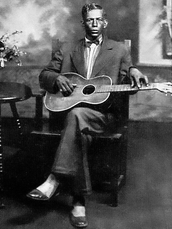 Seule photo existante de Charley Patton, considéré comme le père du Delta Blues, chez Paramount Records à Grafton Wisconsin, 1929
Crédits&nbsp;: Photo published by Paramount Records and the F. W. Boerner Company. Photographer uncredited and unknown., Public domain