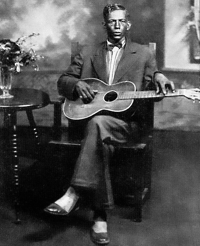 Seule photo existante de Charley Patton, considéré comme le père du Delta Blues, chez Paramount Records à Grafton Wisconsin, 1929
Crédits&nbsp;: Photo published by Paramount Records and the F. W. Boerner Company. Photographer uncredited and unknown., Public domain