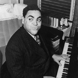 Fats Waller qui joue du piano
Crédits&nbsp;: New York World-Telegram and the Sun staff photographer: Fisher, Alan, photographer., Public domain