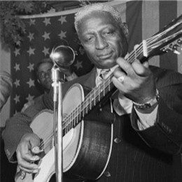 Version recadrée d'un portrait de Bunk Johnson, Leadbelly, George Lewis et Alcide Pavageau, Stuyvesant Casino, New York, N.Y.
Crédits&nbsp;: William P. Gottlieb, Public domain