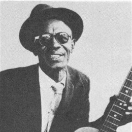 Photo de Lightnin' Hopkins avec sa guitare
Crédits&nbsp;: American Folklife Center, Library of Congress, Public domain 