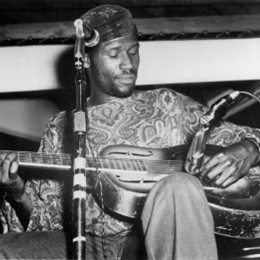 Photo de Taj Mahal en concert en 1971
Crédits&nbsp;: Millard Agency (management), Public domain