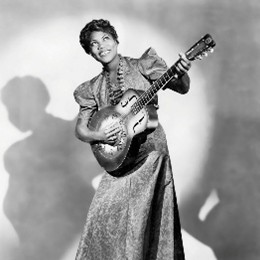 Photo publicitaire de Sister Rosetta Tharpe posant avec une guitare, 1938
Crédits&nbsp;: James J. Kriegsmann, Public domain