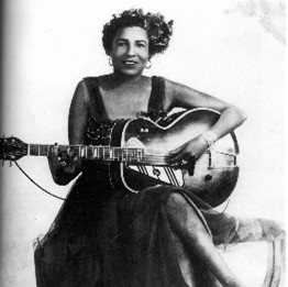 Memphis Minnie avec guitare
Crédits&nbsp;: Unknown author, Public domain