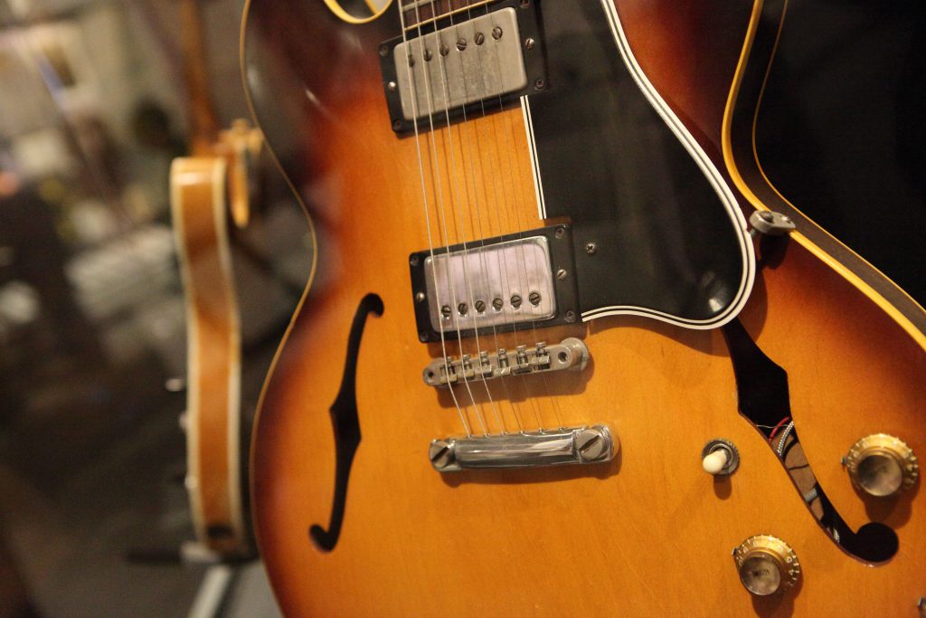 Guitare électrique Gibson ES-335 de John Lee Hooker en 1965 - Rock and Roll Hall of Fame, Cleveland
Crédits&nbsp;: Sam Howzit, CC BY 2.0 (https://creativecommons.org/licenses/by/2.0/deed.en)