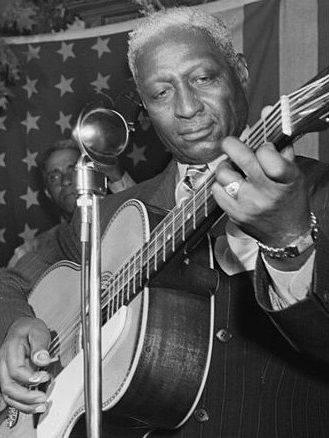 Version recadrée d'un portrait de Bunk Johnson, Leadbelly, George Lewis et Alcide Pavageau, Stuyvesant Casino, New York, N.Y.
Crédits&nbsp;: William P. Gottlieb, Public domain