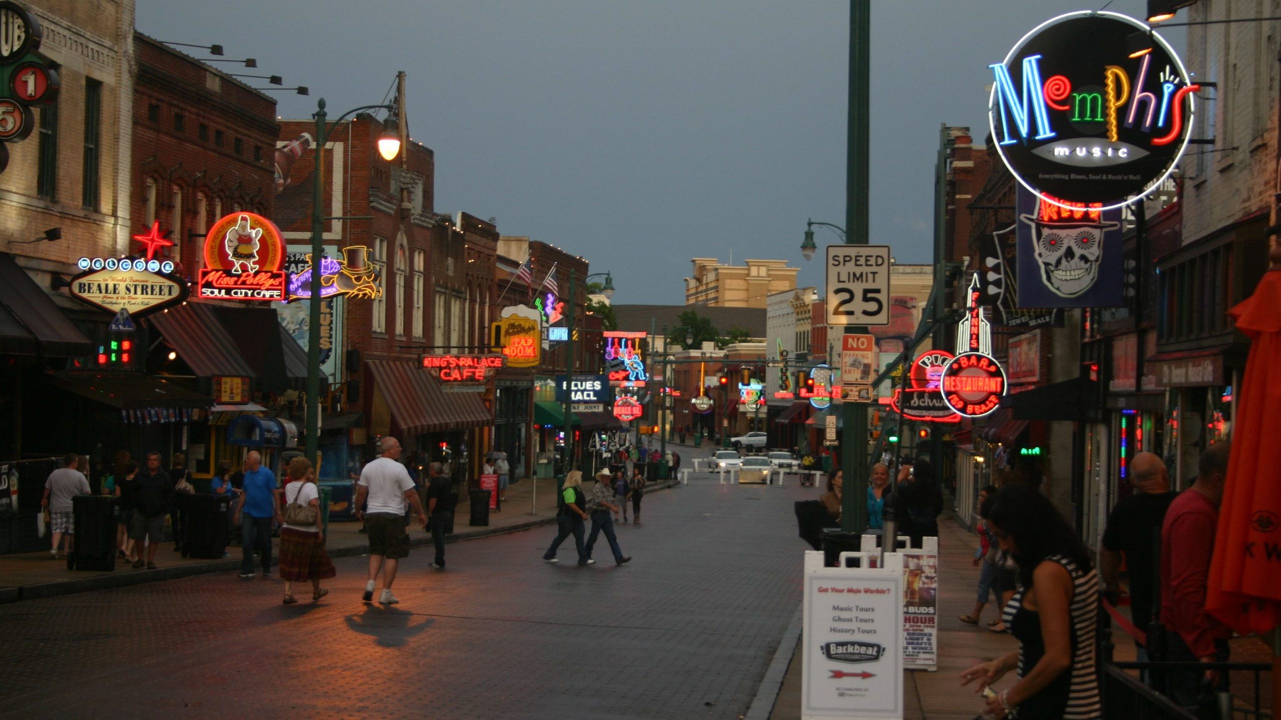 Bars de blues et restaurants dans la rue historique de Beale Street, au centre-ville de Memphis, Tennessee, en 2014.
Crédits&nbsp;: Unknown Author, CC0