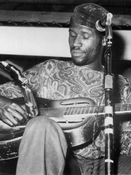 Photo de Taj Mahal en concert en 1971
Crédits&nbsp;: Millard Agency (management), Public domain