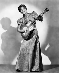 Photo publicitaire de Sister Rosetta Tharpe posant avec une guitare, 1938
Crédits&nbsp;: James J. Kriegsmann, Public domain