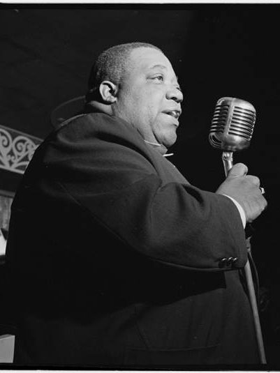 Jimmy Rushing à l'Aquarium, New York, 1946
Crédits&nbsp;: William P. Gottlieb, Public domain