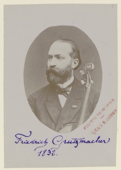 Portrait de Friedrich Grützmacher, 1880, photographie, 8 x 6 cm, Bibliothèque nationale de France, Département de la Musique (IFN-7721017).