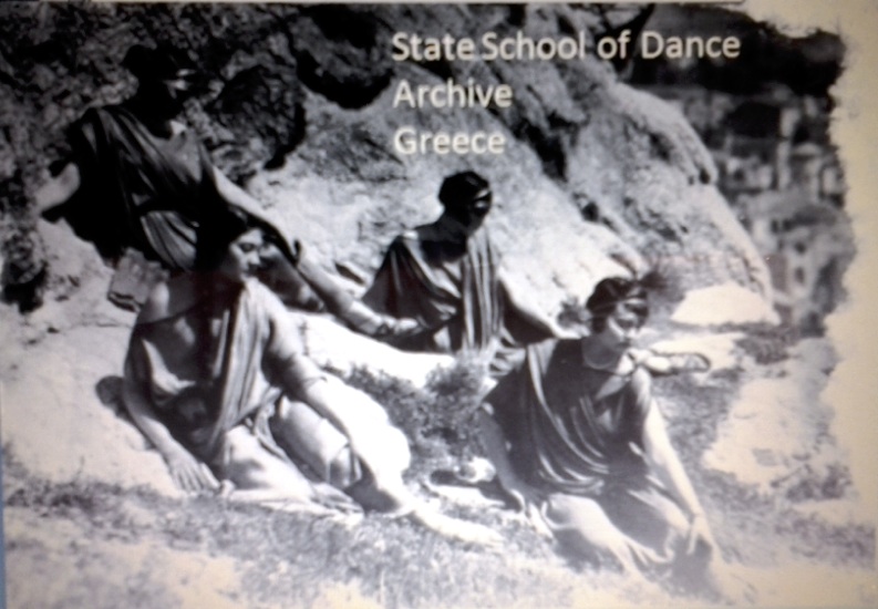 Répétitions pour les Fêtes delphiques à l’Acropole d’Athènes, 1927. Koula Pratsika est en bas à gauche. Archives de l’École Nationale de Danse.