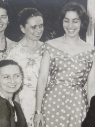 Détail d’une photo d’une réception donnée en l’honneur de Rosalia Chladek à Athènes, 1959. De gauche à droite&nbsp;: Chladek, Yvonne de Chirico, Rania Papadam. Archives Polyxeni Mathéy.