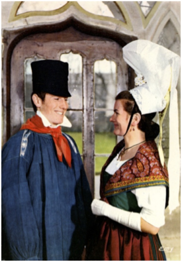 Carte postale, « LA NORMANDIE PITTORESQUE », Groupe « BLAUDES ET COËFFES » de CAEN, F. 20. La causette, Caen, Éditions normandes Le Goubey, ca. 1965.