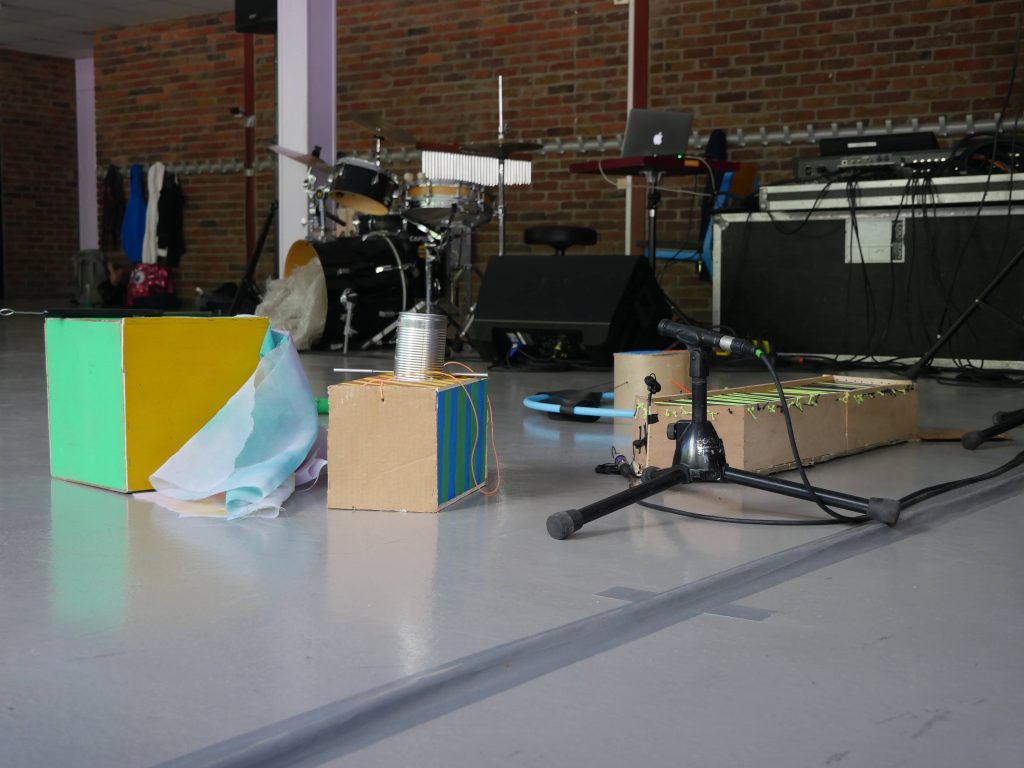 Les instruments extraterrestres amplifiés avant le concert final.