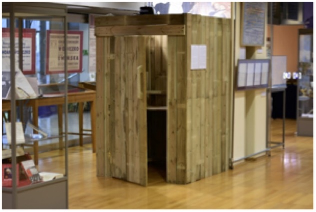 La cabine appelée « la cellule de Messiaen » du Stalag VIII A à Görlitz ; objet reconstruit dans l’exposition « Présence de la musique d’Olivier Messiaen en Pologne », dans la salle d’exposition de la bibliothèque de l’Université Jagellone de Cracovie, 10 décembre 2018-25 janvier 2019. Photo M. Worgacz.
