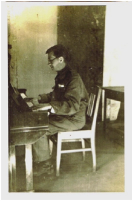 Świętosław Krawczyński au piano. Photo au Stalag VI G de Hoffnungsthal, 1943. Collection de famille des Krawczyński, Kielce.