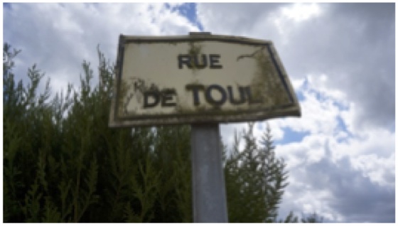 Plaque de la rue au départ du village : « Rue de Toul ». Photo J. Stankiewicz, Germiny 2017.