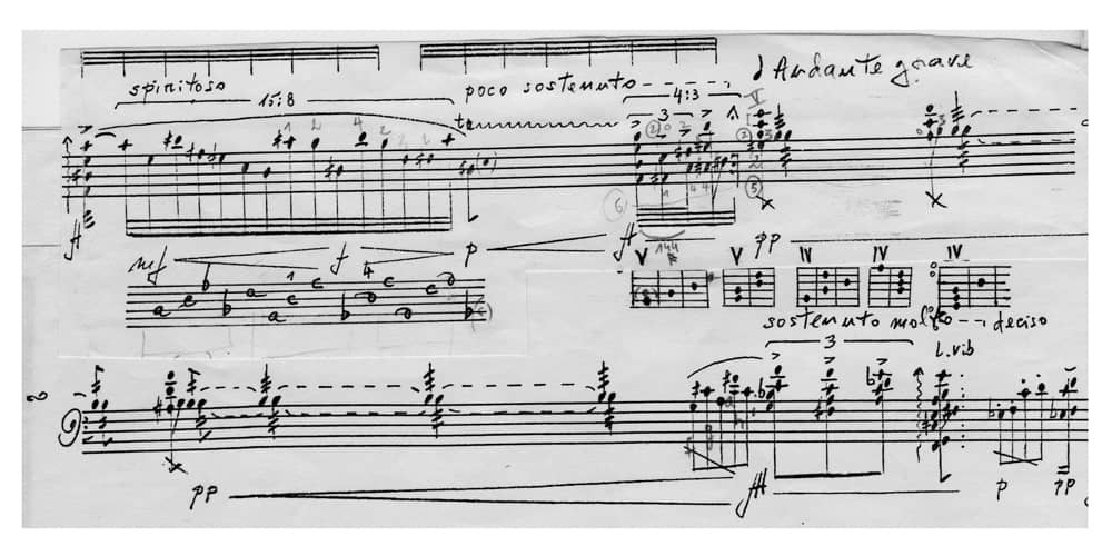Prélude de Diógenes Rivas (1995), extrait du manuscrit avec annotations personnelles pour la réalisation de certains passages et accords sur l’instrument. Les 5 grilles concernent les cinq positions fff de la deuxième portée.