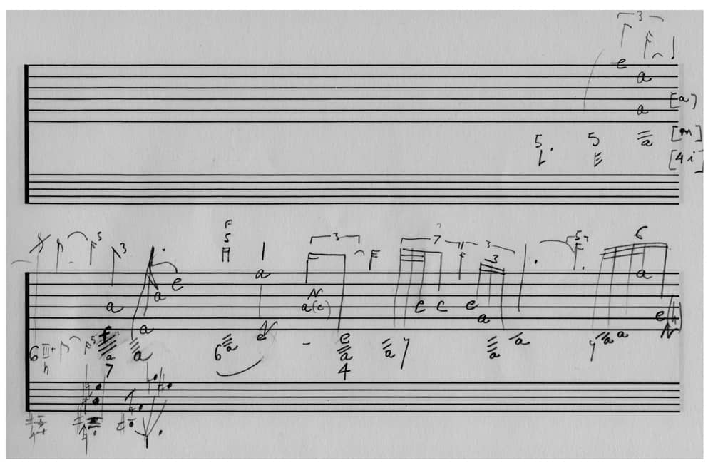 Tablature manuscrite précisant quelques positions de la main droite dans un passage du Prélude de La Chair de l’ombre de Franck C. Yeznikian, depuis le si grave de la première ligne presque jusqu’à la fin.