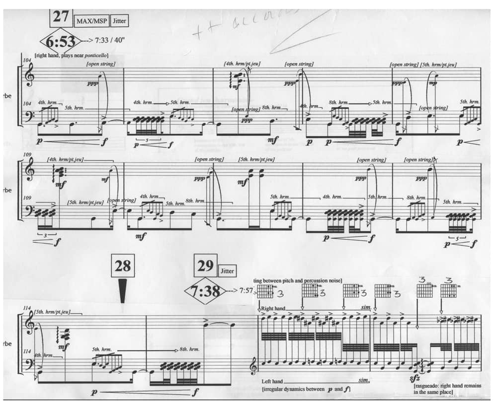 Objet-Object de Arturo Fuentes,mes. 104. Déplacements de sons harmoniques sur le grand jeu, en accords répétés ou en arpèges, en alternance avec le petit jeu. À la mes. 116 : tapping des deux mains sur le petit jeu, où, en raison de la dimension de l’instrument, il est assez difficile de trouver les appuis nécessaires au positionnement du jeu des deux mains frappant directement sur la touche du théorbe.