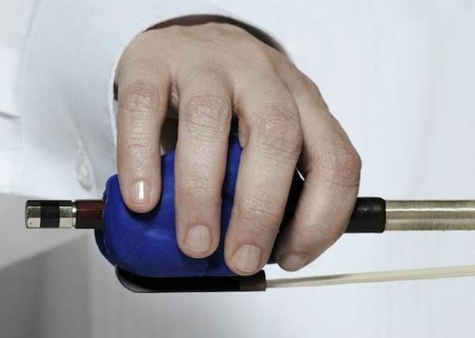 Figures 10 et 11&nbsp;: photo d’un Cellophant disposé sur un archet et montrant l’aide qu’il peut apporter à la tenue de l’archet, présentées par le site internet de lutherie en ligne La Maison de la Corde