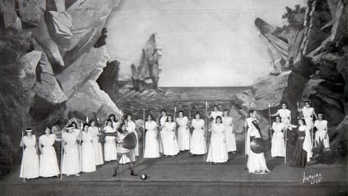Louis Schneider, « Grand-Théâtre de Lyon. Armor. Drame lyrique en trois actes, de M. Ernest Jaubert, Musique de M. Sylvio Lazzari », Le Théâtre,janvier 1906, p. 22 (« Acte ier – L’Île enchantée ») (Bibliothèque du Conservatoire de Musique de Genève).