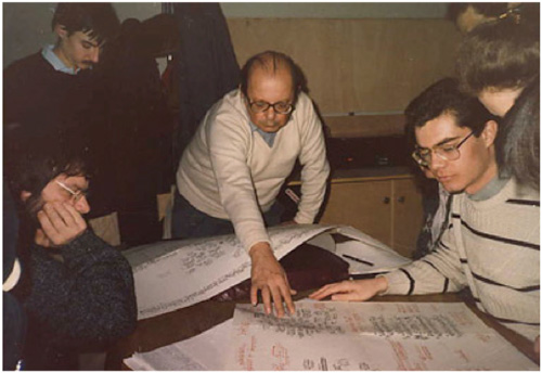 1986&nbsp;: entouré d’étudiants en musicologie, André Boucourechliev montre un de ses Archipels à l’École Normale Supérieure de Paris (© D.R)