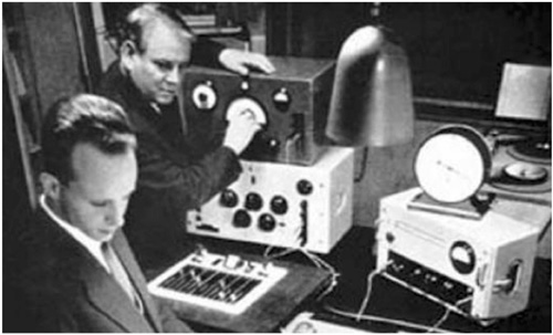 Herbert Eimert et Werner Meyer-Eppler au Studio für elektronische Musik des Westdeutschen Rundfunk de Cologne (© Fondation du Studio für elektronische Musik des Westdeutschen Rundfunk de Cologne)
