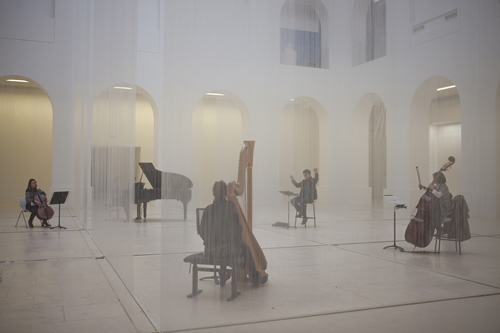 Visuel 2&nbsp;: Les musiciens de l’ensemble InSoliTus au milieu de Für die Luft (Susanna Fritscher) au Musée d’arts de Nantes ; une hélice sonique est partiellement visible au fond à droite (photo Julien Mondon).