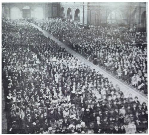 Une messe avec des élèves Ward à la basilique de Montmartre en 1965 (source : France Ward, 9e série, no 111, janvier1965).