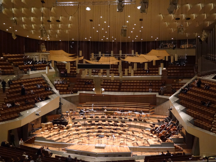 Figure 1.3 – La Philharmonie de Berlin, une salle construite d'après le modèle "en vignobles"