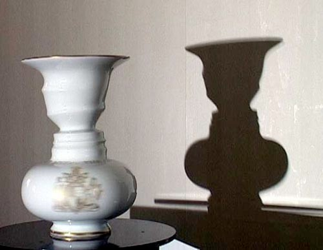 Exemples de vases de Rubin. Une photographie d'un vase avec son ombre.