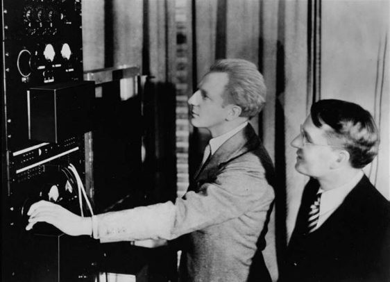 Fig. 1 : Leopold Stokowski et l'acousticien Harvey Fletcher dans les studios des Laboratoires Bell (c. 1929).