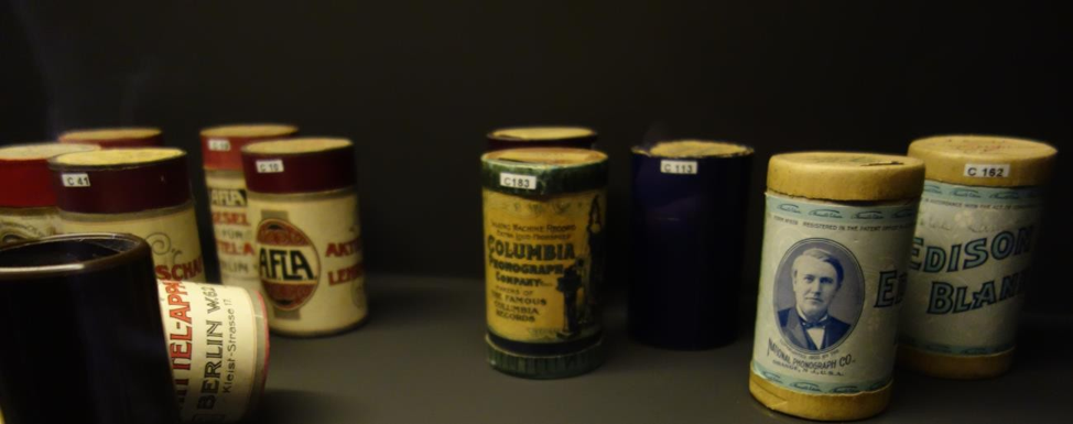 Figure 5 - Boîtes et cylindre de cire, divers éditeurs, France, XIXe siècle, Exposition la Fabrique des contes au Musée d’ethnographie de Genève, septembre 2019